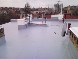 I ploché střechy vyžadují pravidelnou péči /