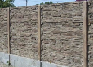 Betonové ploty zajistí soukromí a zároveň vypadají velice komfortně a stylově /