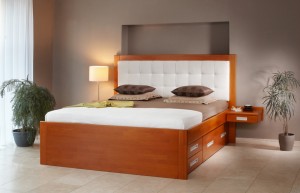 Masivní postele představují styl, kvalitu a vysokou životnost /