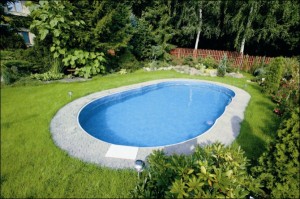 Bazén je dnes neodmyslitelnou součástí každé moderní zahrady /