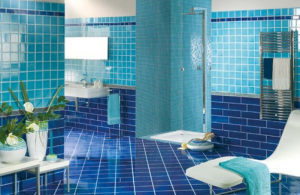 Modré obklady vykouzlí stylovou koupelnu /