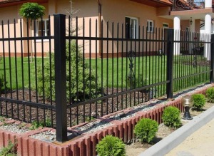Ocelové ploty vypadají velmi stylově /