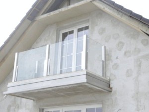 Balkonové zábradlí může být i skleněné /
