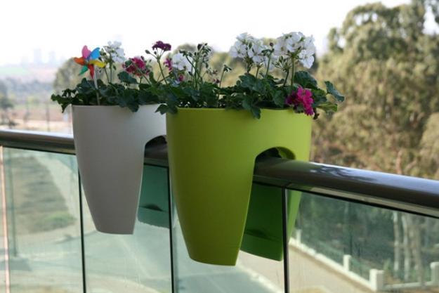 balcony-decorating-summer-flowers-hanging-planters-4