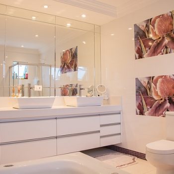 bathroom-1622403_640