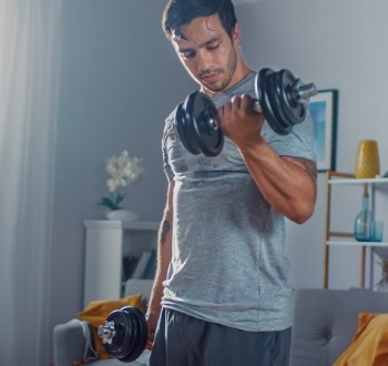 65986-muz-co-posiluje